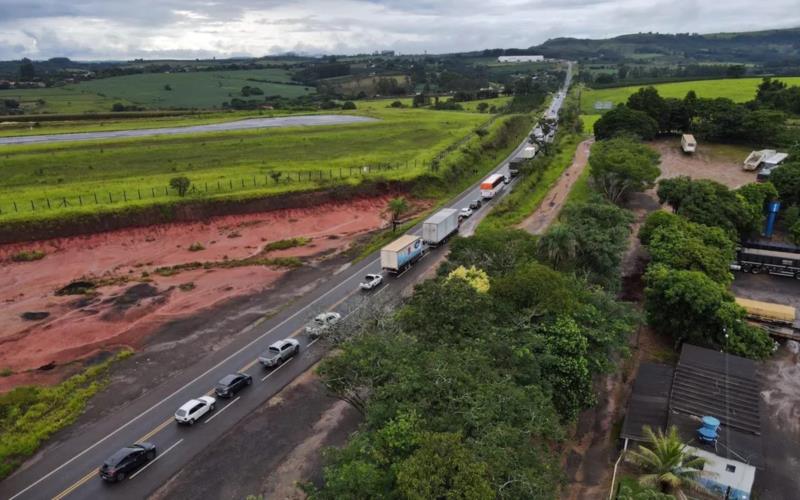 Trecho da MGC-491, entre Paraíso e Monte Santo, foi interditado por deslizamento de terra após fortes chuvas 