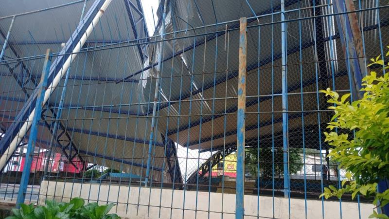 Telhado do ginásio da Escola José de Sá desaba em Guaxupé 