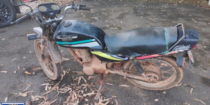 Homem é preso e moto adulterada com placas de Nova Resende apreendida na LMG 847, em Juruaia 