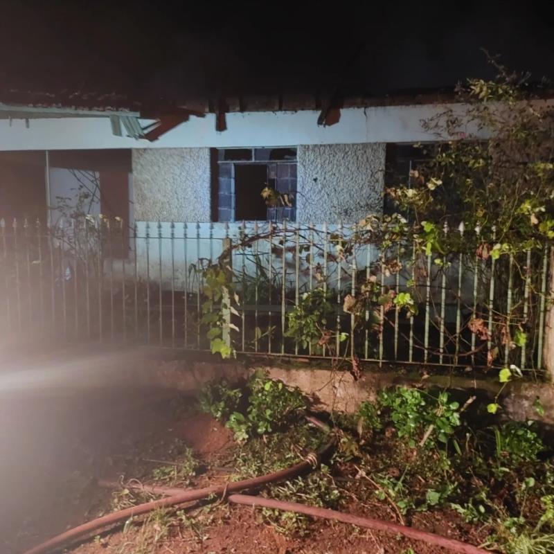 Incêndio destrói residência na zona rural de Muzambinho 