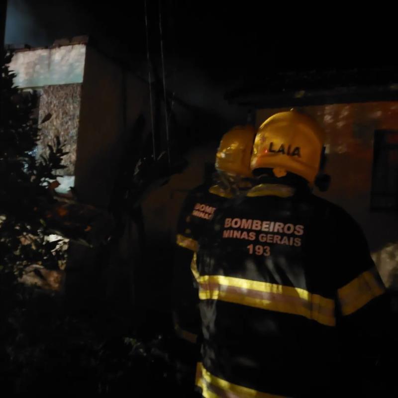 Incêndio destrói residência na zona rural de Muzambinho 