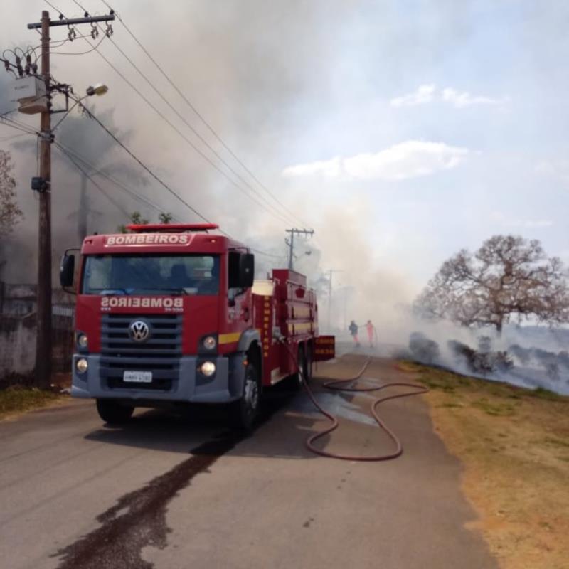 Incêndio em depósito de antiga fábrica de aviamentos mobiliza o Corpo de Bombeiros de Guaxupé