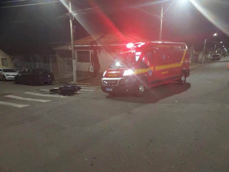 Colisão entre veículos deixa motociclista ferido em Guaxupé 