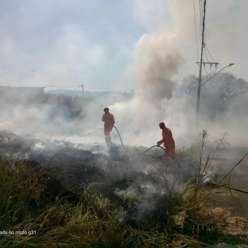 Bombeiros combatem diversos focos de incêndio em Guaxupé e região 