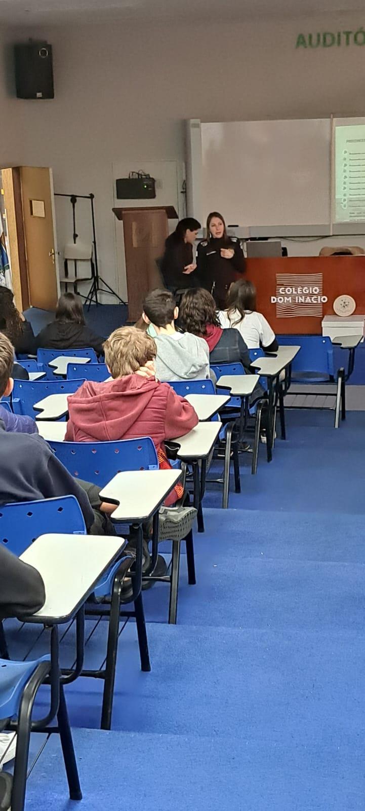 Polícia Civil promove palestra sobre violências motivadas por atitudes preconceituosas para alunos de escola em Guaxupé