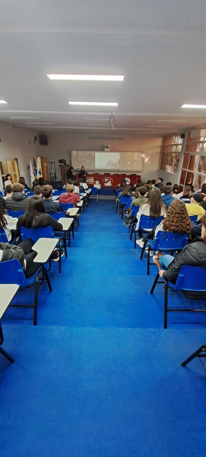 Polícia Civil promove palestra sobre violências motivadas por atitudes preconceituosas para alunos de escola em Guaxupé