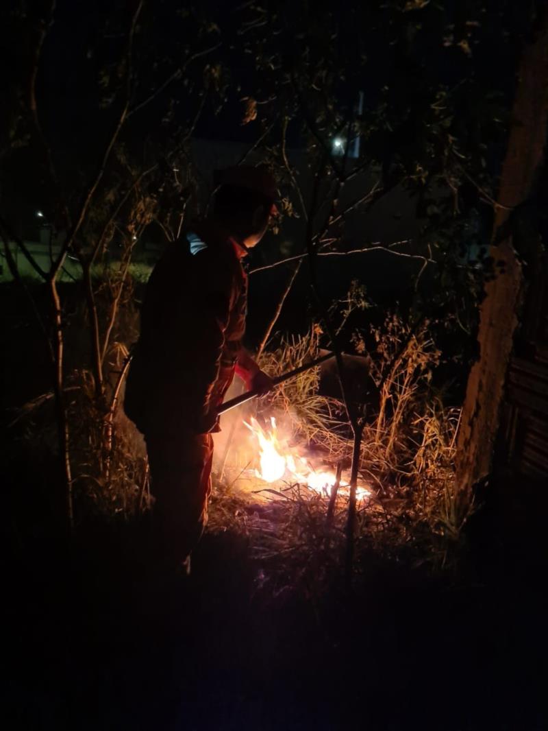 Bombeiros combatem incêndios criminosos no Residencial Fazendo Planalto, em Guaxupé 