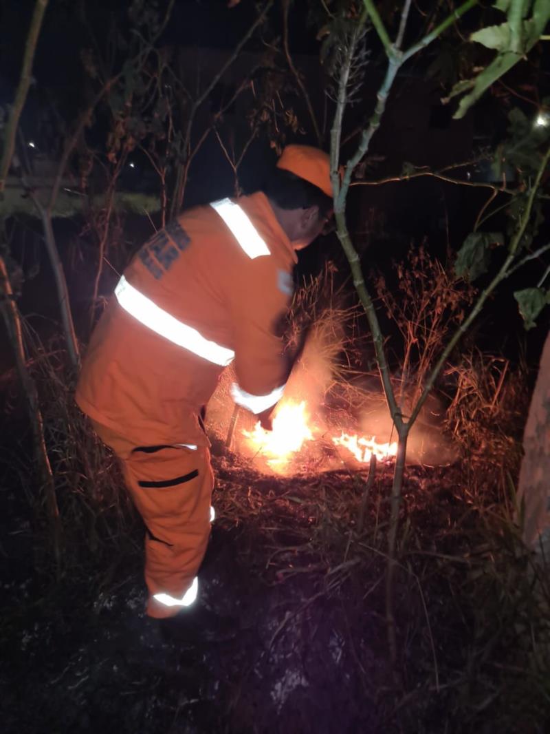 Bombeiros combatem incêndios criminosos no Residencial Fazendo Planalto, em Guaxupé 