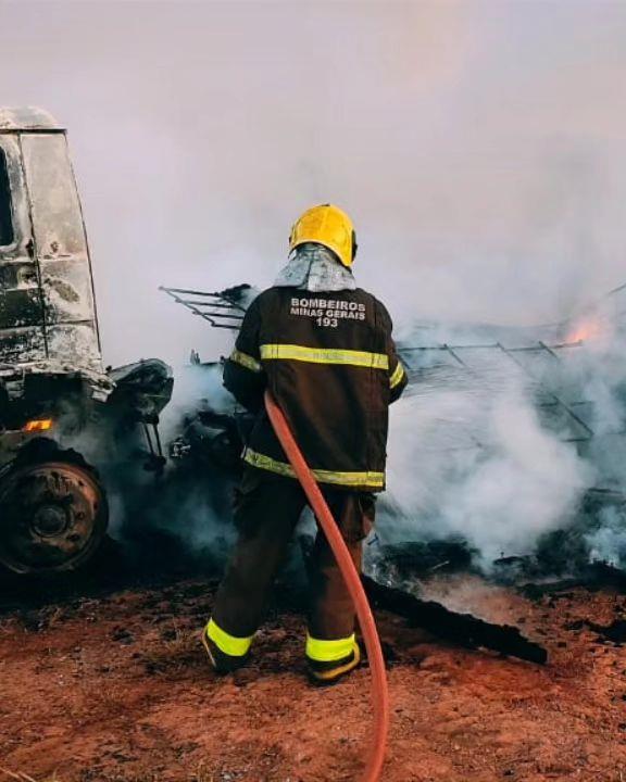 Caminhão abandonado pega fogo na rodovia BR-146, próximo a São Pedro da União 