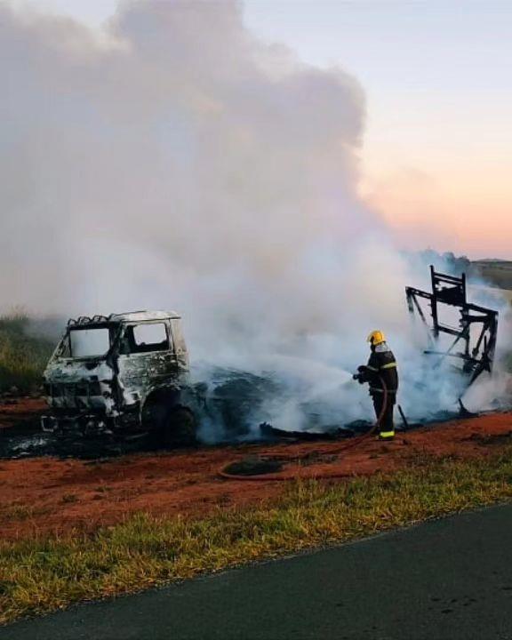 Caminhão abandonado pega fogo na rodovia BR-146, próximo a São Pedro da União 