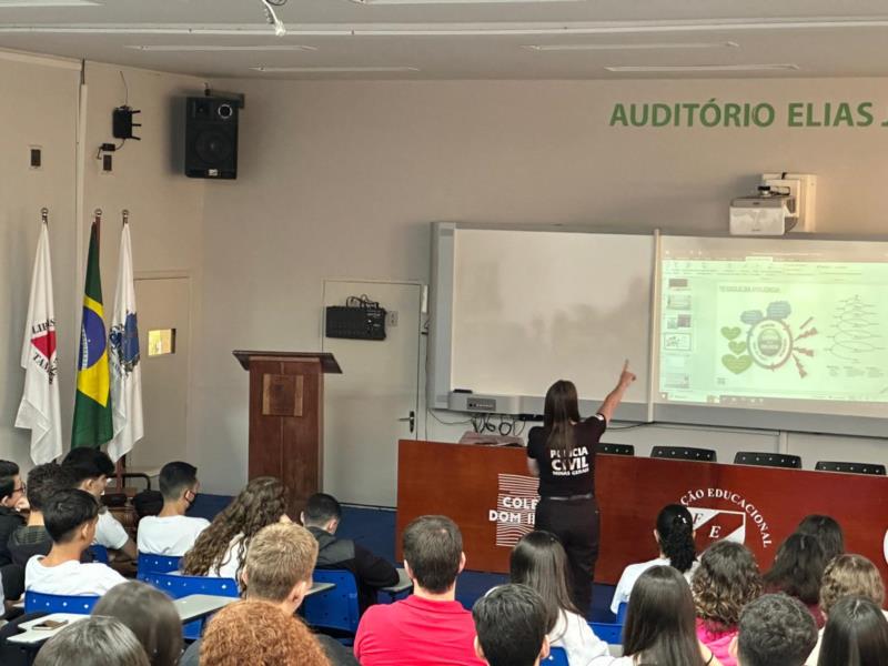 Palestra de conscientização sobre bullyng e outros temas foi abordada com alunos do ensino médio de Guaxupé 