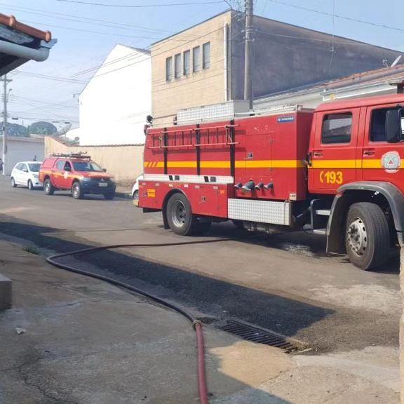 Bombeiros são atacados por enxame de abelhas durante combate a incêndio em Guaxupé 