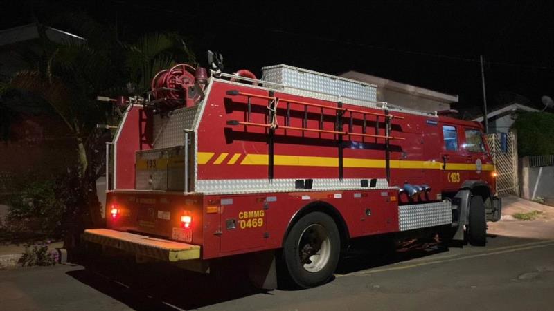 Em Guaxupé, princípio de incêndio em padrão de energia de residência mobiliza os Bombeiros 