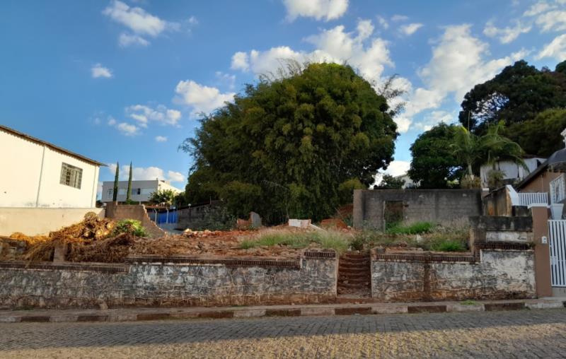 Terreno abandonado é motivo de reclamação em Guaxupé 