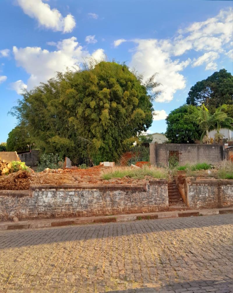Terreno abandonado é motivo de reclamação em Guaxupé 
