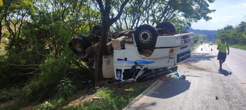 Carreta carregada com etanol capota na Rodovia BR-146, provocando vazamento em Guaxupé 
