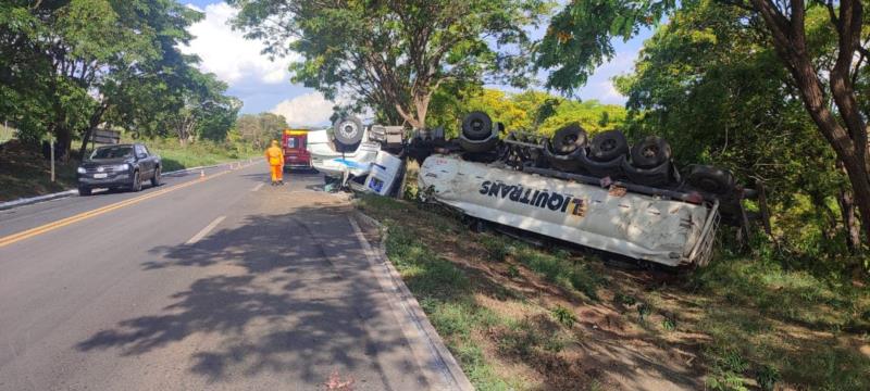 Carreta carregada com etanol capota na Rodovia BR-146, provocando vazamento em Guaxupé 