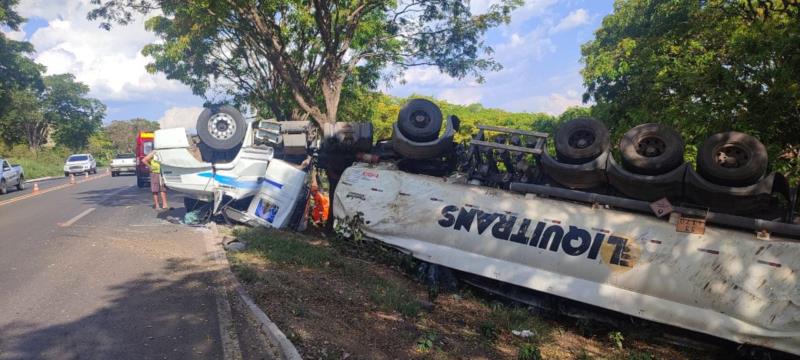 Carreta carregada com etanol capota na Rodovia BR-146, provocando vazamento em Guaxupé 