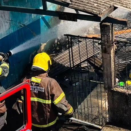 Incêndio em residência na Vila Progresso mobiliza o Corpo de Bombeiros 