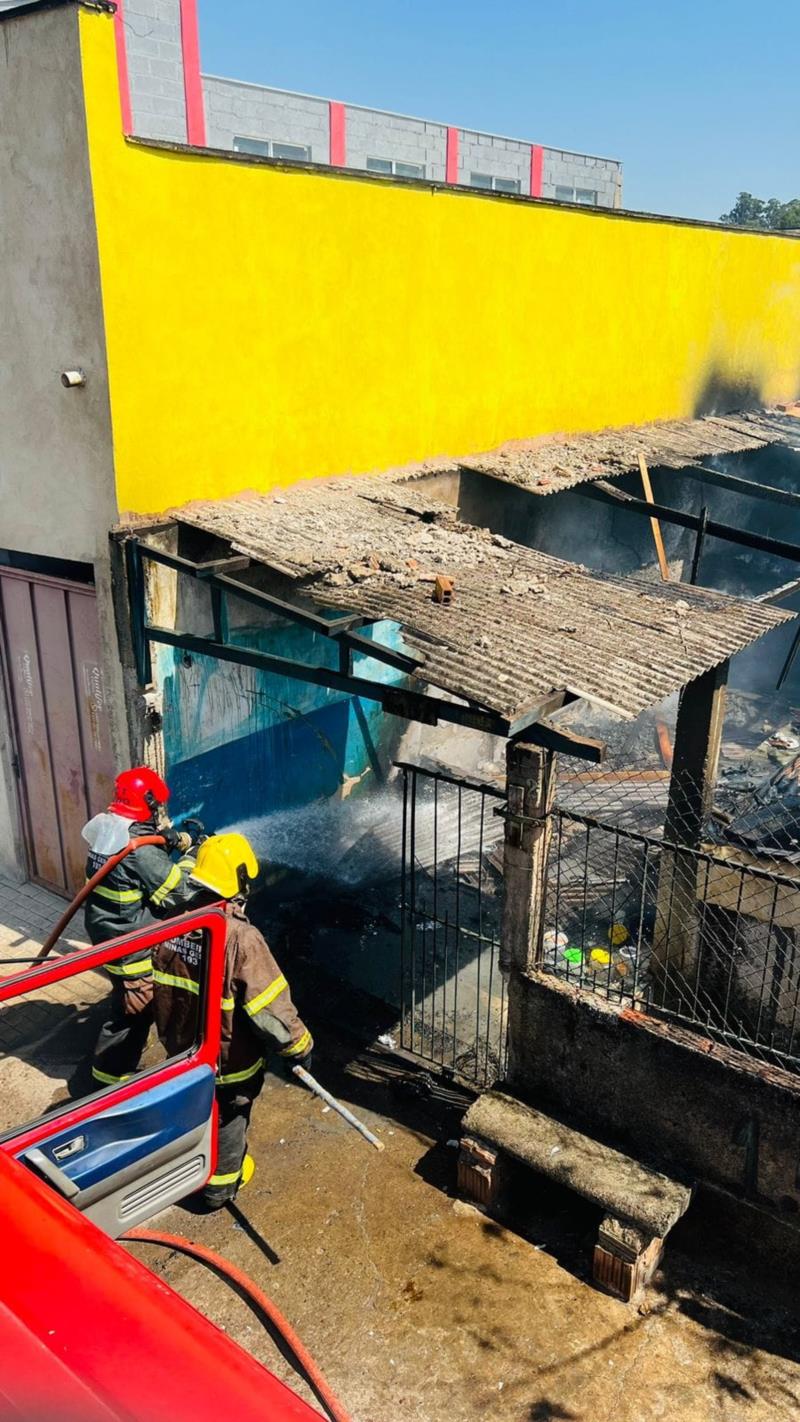 Incêndio em residência na Vila Progresso mobiliza o Corpo de Bombeiros 