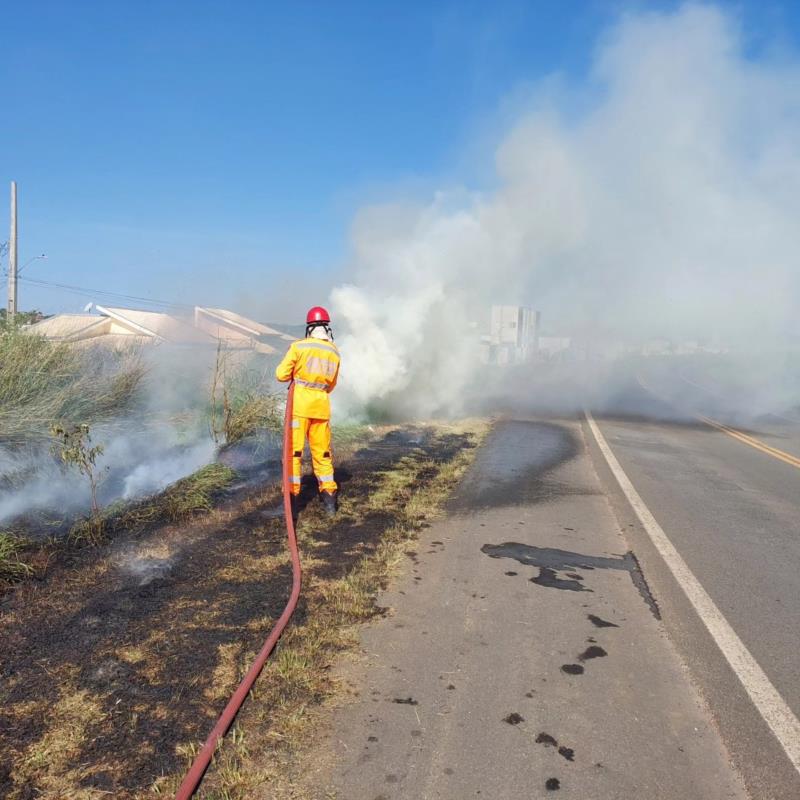 Bombeiros combatem focos de incêndio em vegetação em vários bairros de Guaxupé 