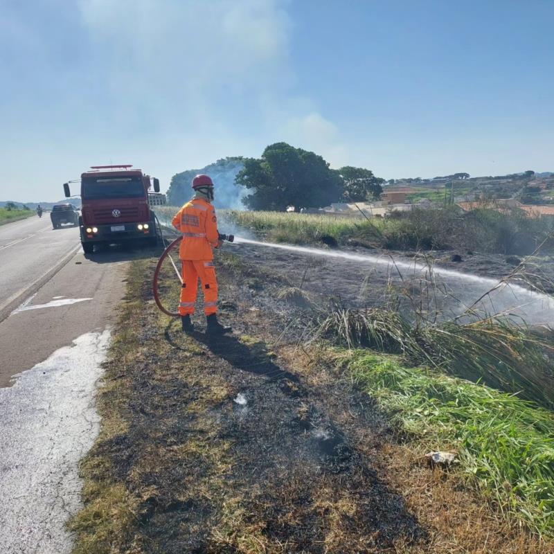 Bombeiros combatem focos de incêndio em vegetação em vários bairros de Guaxupé 