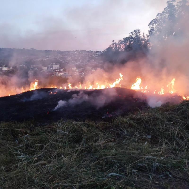 Bombeiros combatem focos de incêndio em vegetação em vários bairros de Guaxupé 