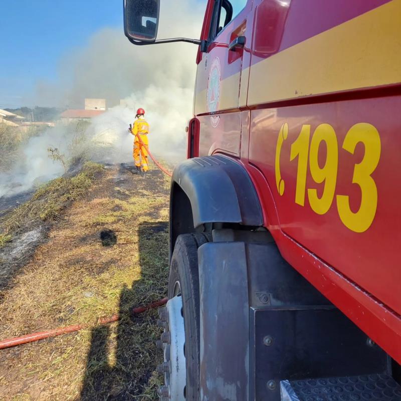 Bombeiros combatem focos de incêndio em vegetação em vários bairros de Guaxupé 