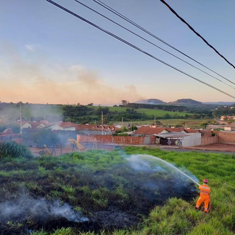 Bombeiros combatem focos de incêndio em vegetação em vários bairros de Guaxupé 