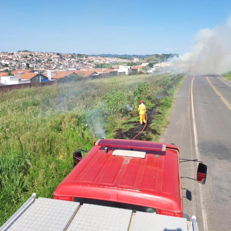 Bombeiros combatem focos de incêndio em vegetação em vários bairros de Guaxupé 