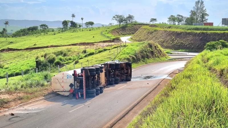 Carreta tomba em trevo e desvia trânsito na MG-050, em Passos 