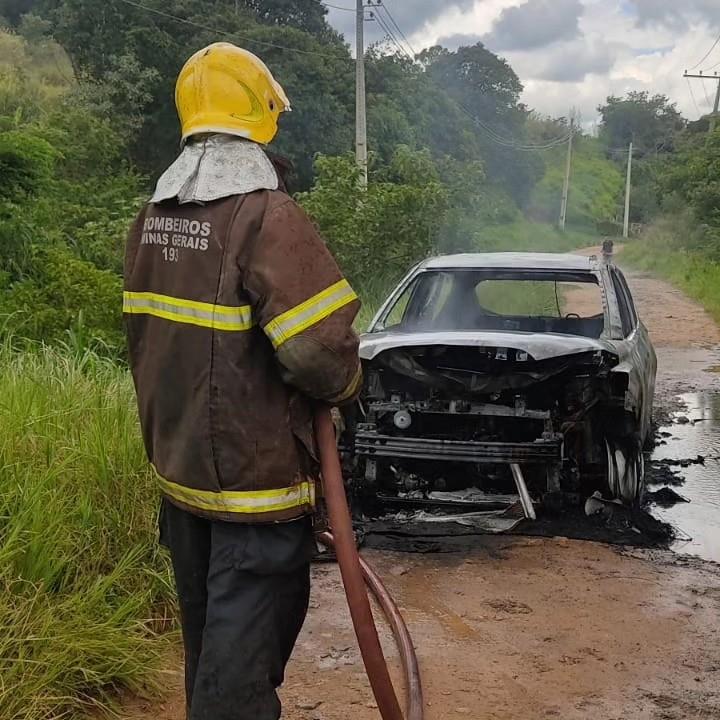 Veículo usado em assalto a loja no centro de Guaxupé foi incendiado 