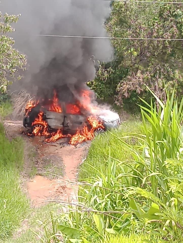 Veículo usado em assalto a loja no centro de Guaxupé foi incendiado 