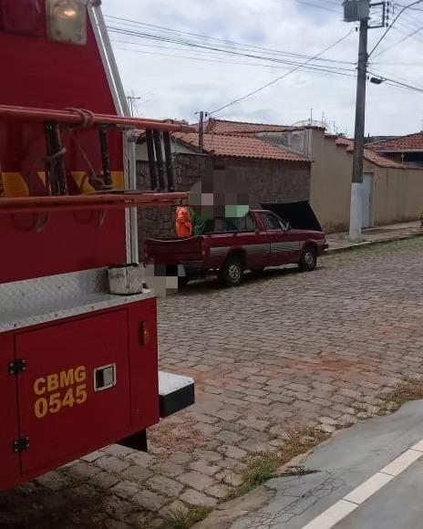 Princípio de incêndio em veículo é combatido pelos Bombeiros em Guaxupé 