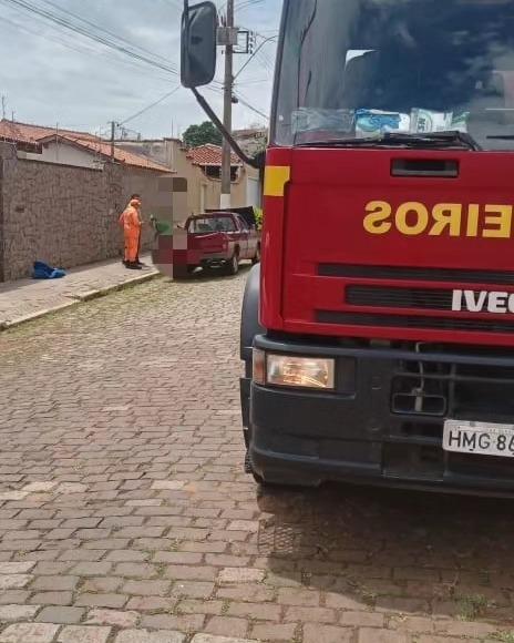 Princípio de incêndio em veículo é combatido pelos Bombeiros em Guaxupé 