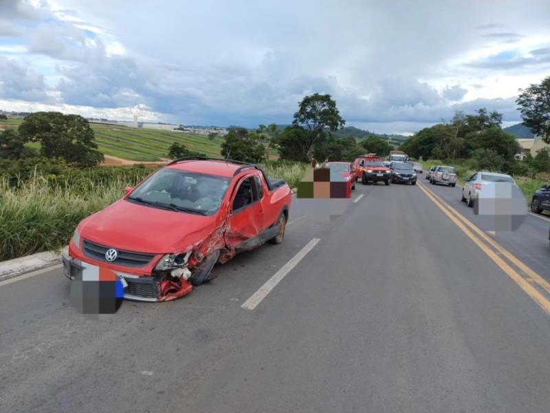 Duas caminhonetes batem de frente na BR-146, próximo ao Trevo do Japy 