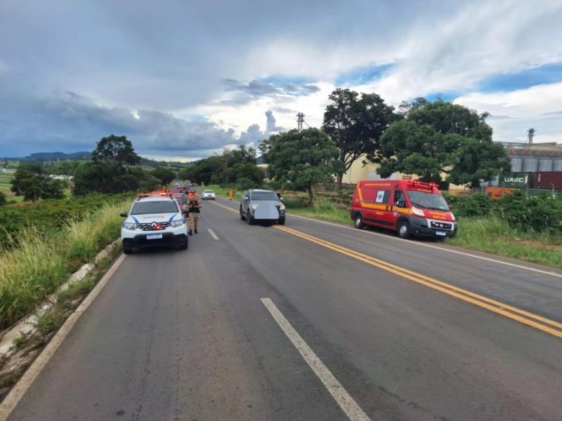 Duas caminhonetes batem de frente na BR-146, próximo ao Trevo do Japy 
