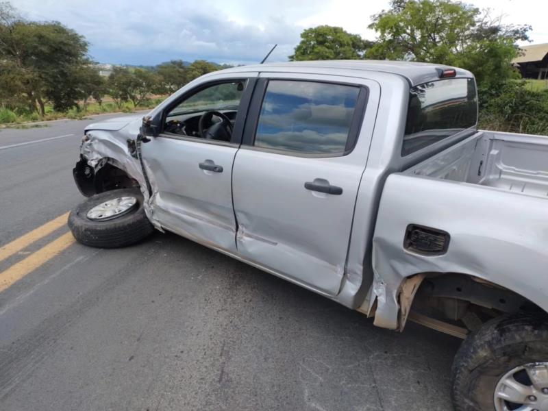Duas caminhonetes batem de frente na BR-146, próximo ao Trevo do Japy 