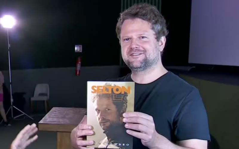 Ator Selton Mello lança biografia "Eu me lembro" em Passos e Nepomuceno neste fim de semana