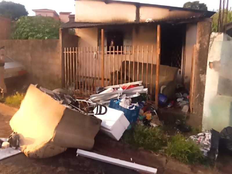 Incêndio destrói residência em Monte Santo de Minas