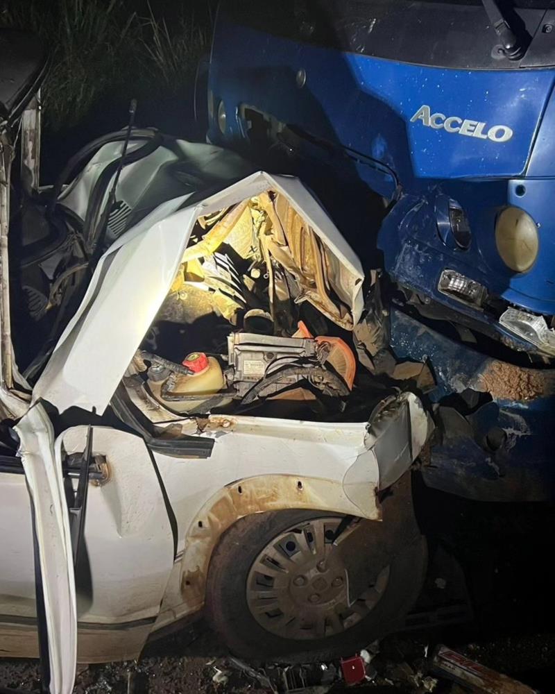 Motorista de 70 anos vai a óbito após colisão entre carro e caminhão em Nova Resende 