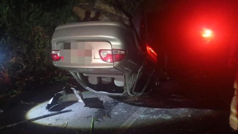 Condutor perde o controle e capota veículo na MGC-491