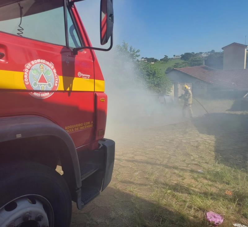 Bombeiros combatem incêndio em veículo em Guaxupé 