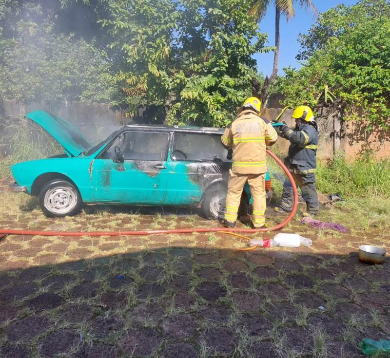 Bombeiros combatem incêndio em veículo em Guaxupé 