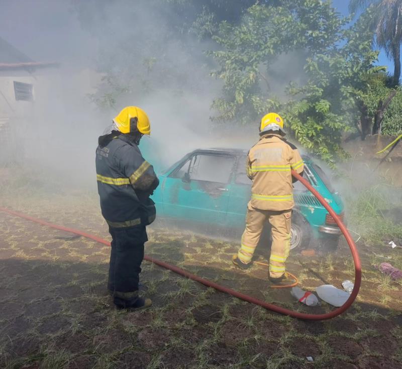 Bombeiros combatem incêndio em veículo em Guaxupé 