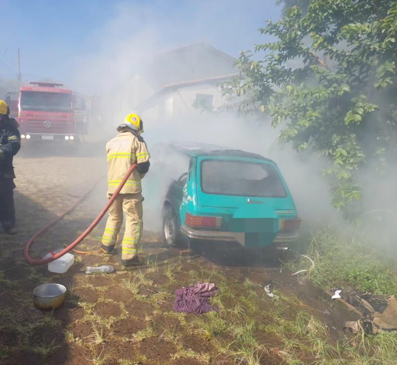 Bombeiros combatem incêndio em veículo em Guaxupé 