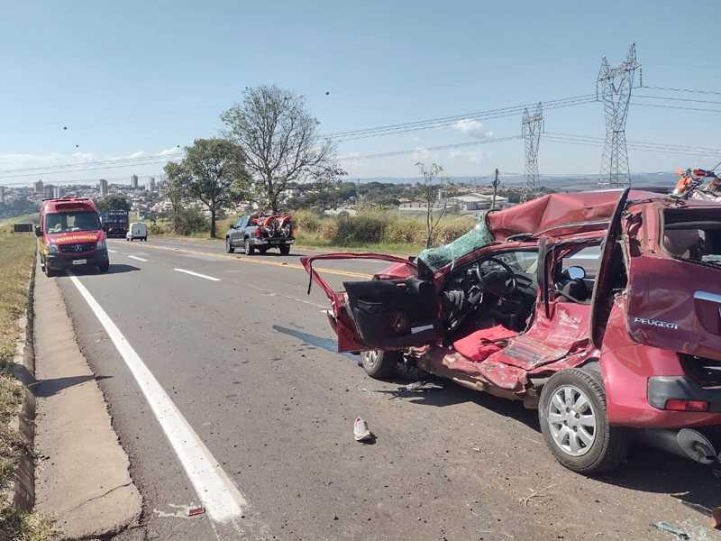 Idosa morre ao colidir veículo com carreta na BR-265 