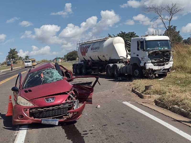 Idosa morre ao colidir veículo com carreta na BR-265 