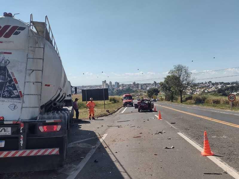 Idosa morre ao colidir veículo com carreta na BR-265 