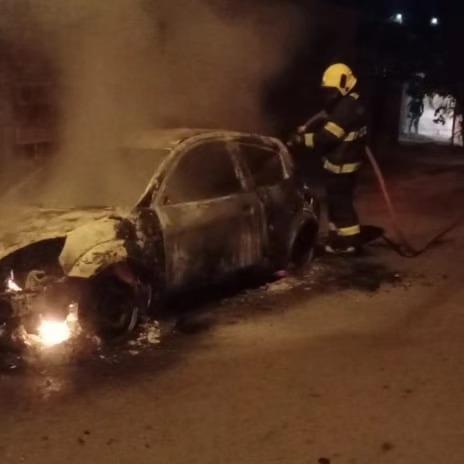Bombeiros combatem incêndio em veículos no presídio Guaranésia-Guaxupé 